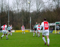 De spelers wachten op de bal (Foto helmich Lubberts)
